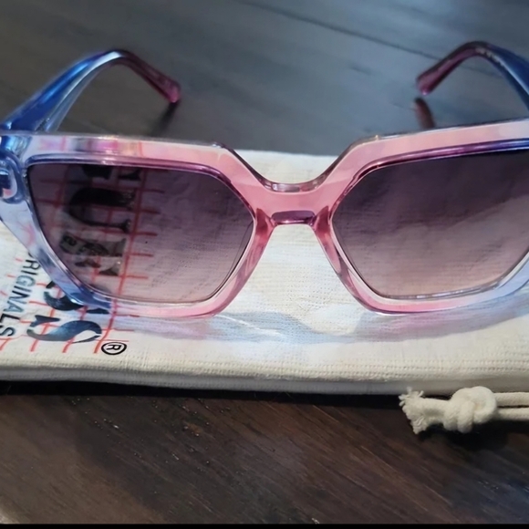 Guess sunglasses bundle snd Guess watch - Picture 5 of 11